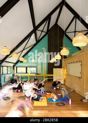 Mütter & Babys Pilates Unterricht im oberen Gemeinschaftsraum. Crystal Palace Park Cafe, Crystal Palace, Großbritannien. Architekt: Chris Dyson Architects, Stockfoto