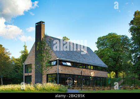 Allgemeine Ansicht von Norden. Crystal Palace Park Cafe, Crystal Palace, Großbritannien. Architekt: Chris Dyson Architects, 2020. Stockfoto