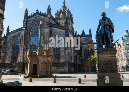 St Giles Cathedral und Mercat Cross, mit Statue von Adam Smith im Vordergrund auf dem Parliament Square in Edinburgh Old Town, Schottland, UK Stockfoto