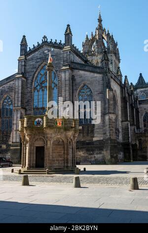 Mercat Cross mit St Giles Kathedrale im Hintergrund auf dem Parliament Square in der Altstadt von Edinburgh, Schottland, Großbritannien Stockfoto