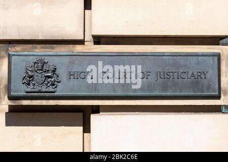 Schild vor dem High Court of Justiciary auf dem Rasenmarkt in Edinburgh Altstadt, Schottland, Großbritannien Stockfoto
