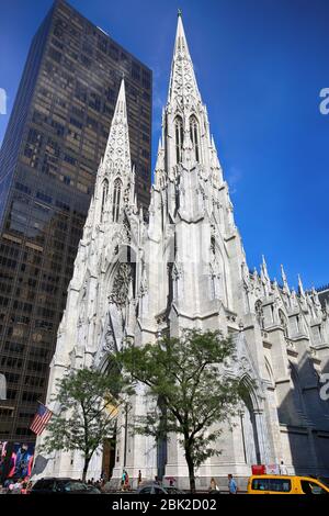 New York, USA – 06. September 2018: St. Patricks Cathedral an der Fifth Avenue in Manhattan. Diese Kathedrale, die 1858 erbaut wurde, ist ein dekoriertes Neo-Gothi Stockfoto