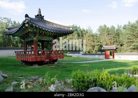 KIEW, UKRAINE: 3. Juni 2016: Pagode im traditionellen koreanischen Stil im Hryshko National Botanical Garden - exakte Kopie des originalen 'Aeryundzhun' Pavillons Stockfoto