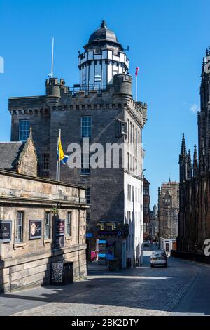 Camera Obscura und Blick auf die Royal Mile von Castlehill, der während der Sperrung des Coronavirus leer ist - Edinburgh Old Town, Schottland, Großbritannien Stockfoto