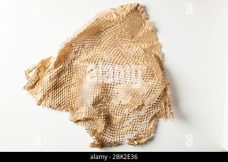 Braunes zerknitterte Papier isoliert auf weißem Hintergrund. Ökologie Konzept, Wiederverwendung, Recycling. Stockfoto