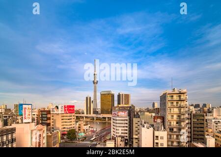 tokio, japan - märz 18 2020: Asakusa-Villen und -Gebäude mit Tokyo Skytree Tower und Asahi Beer Headquarter Building vor dem Sumida-Fluss. Stockfoto