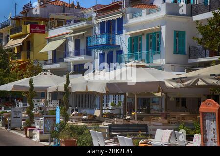 Skiathos, Griechenland - 17. August 2017: Die Stadt und die Tavernen am Meer in Skiathos Stadt, Griechenland, Skiathos Insel am 17. August 2017. Stockfoto