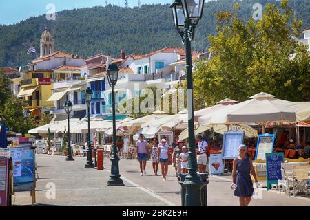 Skiathos, Griechenland - 17. August 2017: Menschen, Touristen zu Fuß und die Tavernen am Meer in Skiathos Stadt, Griechenland, Skiathos Insel am 17. August 2017. Stockfoto