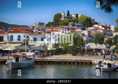 Skiathos, Griechenland - 17. August 2017: Panoramablick über den Hafen von Skiathos Stadt, Griechenland. Skiathos Insel ist eine schöne Insel, die Touristen anzieht Stockfoto