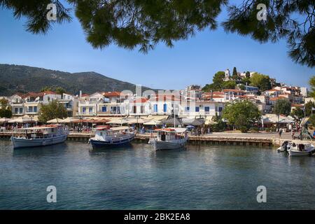 Skiathos, Griechenland - 17. August 2017: Panoramablick über den Hafen von Skiathos Stadt, Griechenland. Skiathos Insel ist eine schöne Insel, die Touristen anzieht Stockfoto