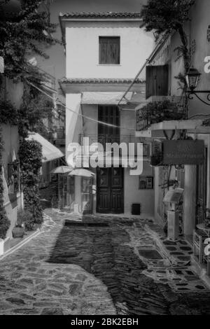 Skiathos, Griechenland - 17. August 2017: Schöne schmale gepflasterte alte Straße in Skiathos Stadt in Griechenland, Skiathos Insel am 17. August 2017. Stockfoto