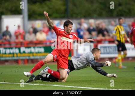 JAMES BOARDMAN / 07967642437 Fleetwoods-Torwart Scott Davies schlägt den Ball weg, als Crawleys Scott McAllister während des Blue Square Premier-Spiels zwischen Crawley Town und Fleetwood Town am 4. September 2010 im Broadfield Stadium in Crawley einschlägt. Stockfoto