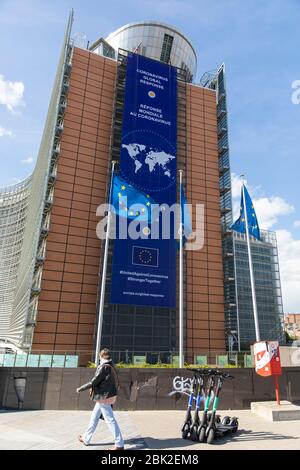 BRÜSSEL, Belgien - 4. Mai 2020: Das Banner "Coronavirus - Global Response" auf der Vorderseite des Berlaymont-Gebäudes, dem Hauptsitz Stockfoto