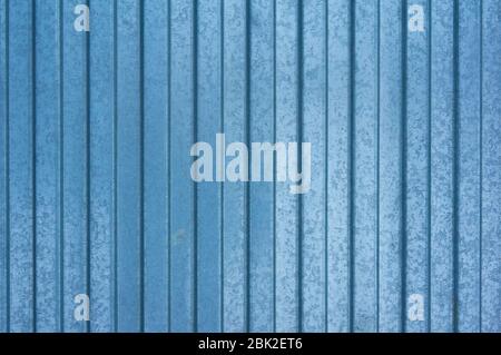 Metall Hintergrund mit vertikalen Streifen blau gefärbt. Stockfoto