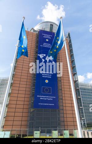 BRÜSSEL, Belgien - 4. Mai 2020: Das Banner "Coronavirus - Global Response" auf der Vorderseite des Berlaymont-Gebäudes, dem Hauptsitz Stockfoto