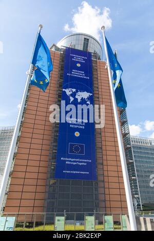 BRÜSSEL, Belgien - 4. Mai 2020: Das Banner "Coronavirus - Global Response" auf der Vorderseite des Berlaymont-Gebäudes, dem Hauptsitz Stockfoto