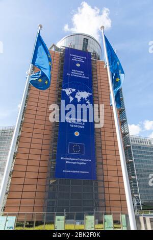 BRÜSSEL, Belgien - 4. Mai 2020: Das Banner "Coronavirus - Global Response" auf der Vorderseite des Berlaymont-Gebäudes, dem Hauptsitz Stockfoto