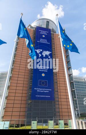 BRÜSSEL, Belgien - 4. Mai 2020: Das Banner "Coronavirus - Global Response" auf der Vorderseite des Berlaymont-Gebäudes, dem Hauptsitz Stockfoto