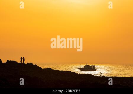 Romantische Szene der Küste mit einer Silhouette Paar und eine Yacht auf dem Meer, schönen Himmel. KKotji Beach, Taean-gun, Korea Stockfoto