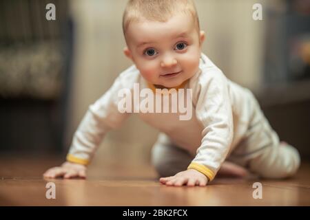 Lächelnd kriechenden Baby zu Hause auf floor.Bright Porträt von liebenswert Baby. Stockfoto