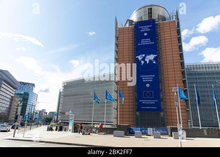 BRÜSSEL, Belgien - 4. Mai 2020: Das Banner "Coronavirus - Global Response" auf der Vorderseite des Berlaymont-Gebäudes, dem Hauptsitz Stockfoto