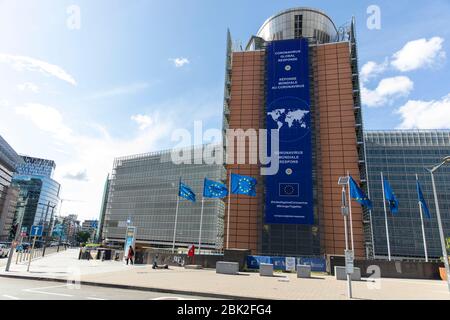 BRÜSSEL, Belgien - 4. Mai 2020: Das Banner "Coronavirus - Global Response" auf der Vorderseite des Berlaymont-Gebäudes, dem Hauptsitz Stockfoto