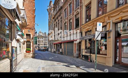 Brüssel, Belgien - 26. April 2020: Blick auf den Grand Place in Brüssel von der Chapelliers-Straße aus, ohne dass während der Haftzeit Personen frei wären. Stockfoto