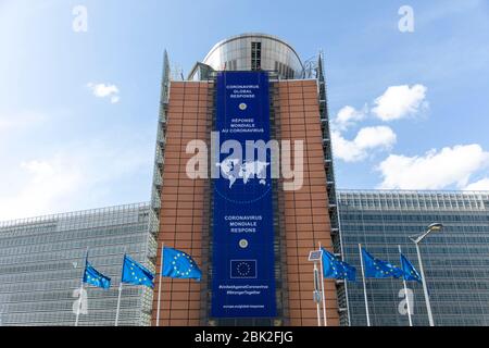 BRÜSSEL, Belgien - 4. Mai 2020: Das Banner "Coronavirus - Global Response" auf der Vorderseite des Berlaymont-Gebäudes, dem Hauptsitz Stockfoto