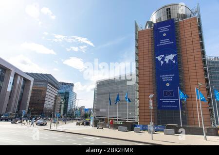 BRÜSSEL, Belgien - 4. Mai 2020: Das Banner "Coronavirus - Global Response" auf der Vorderseite des Berlaymont-Gebäudes, dem Hauptsitz Stockfoto