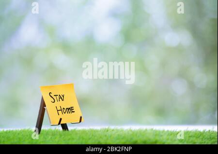 Haftnotiz mit Stay Home-Text Stockfoto