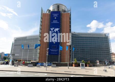 BRÜSSEL, Belgien - 4. Mai 2020: Das Banner "Coronavirus - Global Response" auf der Vorderseite des Berlaymont-Gebäudes, dem Hauptsitz Stockfoto