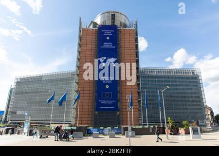 BRÜSSEL, Belgien - 4. Mai 2020: Das Banner "Coronavirus - Global Response" auf der Vorderseite des Berlaymont-Gebäudes, dem Hauptsitz Stockfoto