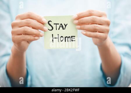 Frau mit Haftnotiz mit Stay Home Text Stockfoto