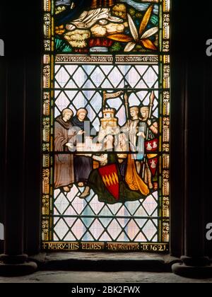 Viktorianisches Buntglas am W-Ende des S-Gangs der Worcester Cathedral, das Tretower Castle (Stradewy) zeigt, das von Roger Picard gegründet wurde: R mit Muscheln auf Schild Stockfoto