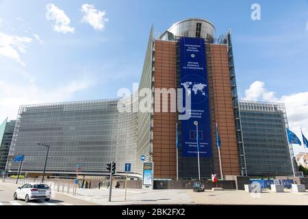 BRÜSSEL, Belgien - 4. Mai 2020: Das Banner "Coronavirus - Global Response" auf der Vorderseite des Berlaymont-Gebäudes, dem Hauptsitz Stockfoto