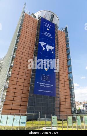 BRÜSSEL, Belgien - 4. Mai 2020: Das Banner "Coronavirus - Global Response" auf der Vorderseite des Berlaymont-Gebäudes, dem Hauptsitz Stockfoto