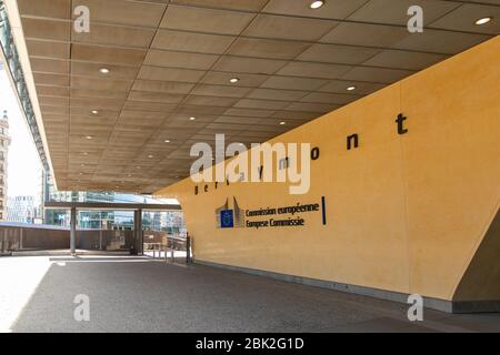 Text an einer Wand am Eingang des Berlaymont-Gebäudes, dem Sitz der Europäischen Kommission, am Schuman-Kreisverkehr in Brüssel. Stockfoto