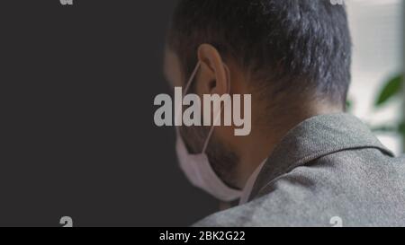 Rückansicht Des Geschäftsmannes, Der Im Büro In Der Coronavirus-Ausbruchszeit Arbeitet Stockfoto
