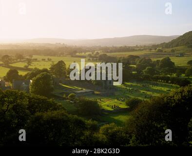 Abendansicht mit Blick nach Nordwesten über die Überreste der Zisterzienserabtei Strata Florida im Tal des Flusses Teifi, Ceredigion, Wales, Großbritannien. Stockfoto