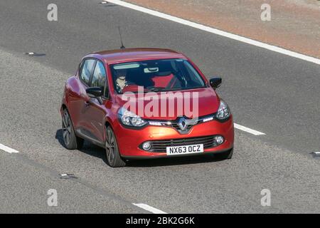 2013 rot Renault Clio D-QUE S M-Nav NRG DC; Fahrzeugverkehr bewegende Fahrzeuge, Fahren Fahrzeug auf britischen Straßen, Motoren, Autofahren auf der Autobahn M6 Stockfoto