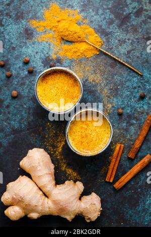 Draufsicht auf Kurkuma Latte, die aus Curcuma, Ingwer, Zimt und Piment hergestellt wird. Immun- und Gesundheitstrunk. Stockfoto