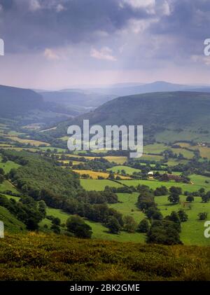 Blick S von Offa's Dike Path of the Remains of Llanthony Augustinian Priory & Vale of Ewyas (Ewias) in den Black Mountains, Monmouthshire, Wales, Großbritannien. Stockfoto