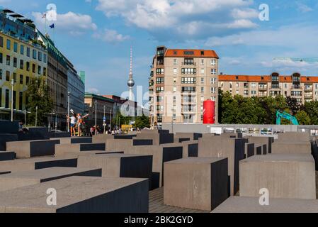 Berlin, Deutschland - 28. Juli 2019: Das Denkmal für die ermordeten Juden Europas, auch Holocaust-Mahnmal genannt, entworfen vom Architekten Peter Eisenm Stockfoto