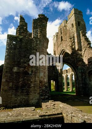 Blick nordwestlich von der Kirche Llanthony Augustinian Priory Church, Monmouthshire, Wales, Großbritannien, zum Kreuzungsturm mit Bögen des Kirchenschiffs N Gang nach hinten Stockfoto