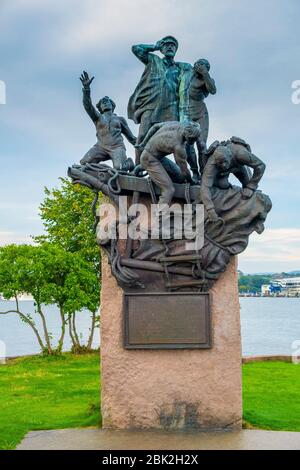 Oslo, Ostlandet / Norwegen - 2019/08/31: Norwegische Seefahrtsdenkmal des Zweiten Weltkriegs auf der Bygdoy Halbinsel und dem Bezirk Oslo am Oslofjord Meerwasser Stockfoto