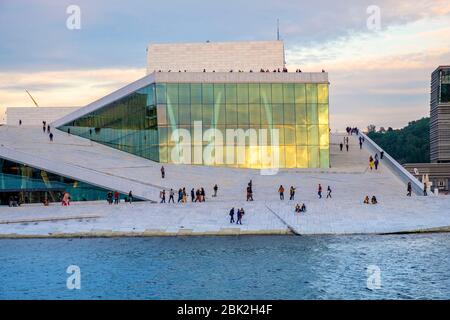 Oslo, Ostlandet / Norwegen - 2019/08/31: Modernistisches Opernhaus Oslo - Operahuset - im Bjorvika-Viertel am Oslofjord-Meer Stockfoto