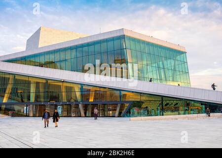 Oslo, Ostlandet / Norwegen - 2019/08/31: Modernistisches Opernhaus Oslo - Operahuset - im Bjorvika-Viertel am Oslofjord-Meer Stockfoto