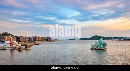 Oslo, Ostlandet / Norwegen - 2019/08/31: Panoramablick auf Bjorvika Bezirk in Oslofjord Meer am Wasser mit sie liegt - Hun Ligger - Stahl und Glas sc Stockfoto