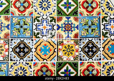 Viele verschiedene Vintage farbigen quadratischen Pflastersteine Muster Textur Stockfoto