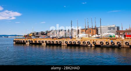 Oslo, Ostlandet / Norwegen - 2019/09/02: Aker Brygge Bezirk von Oslo mit Yachten und Piers an Pipervika Oslofjord Meer Waterfront Stockfoto